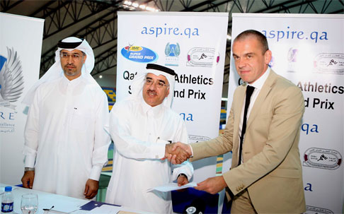 عبد الله الزيني رئيس اتحاد ألعاب القوى ولوران جوليان مدير تسويق أكاديمية أسباير يوقعان اتفاقية رعاية جراند بري قطر 2009